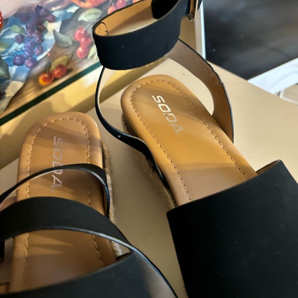 Cute Anke Sandals - Picture 3 of 5